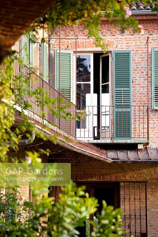 Portes françaises sur balcon. Govone. Projet de jardin par Anna Regge. Piémont, Italie.