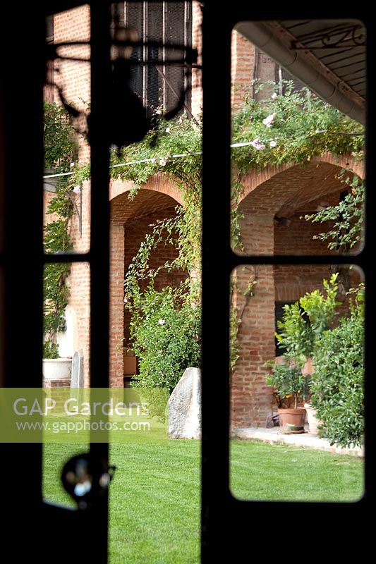 Jardin vu à travers les portes françaises. Govone. Projet de jardin par Anna Regge. Piémont, Italie.