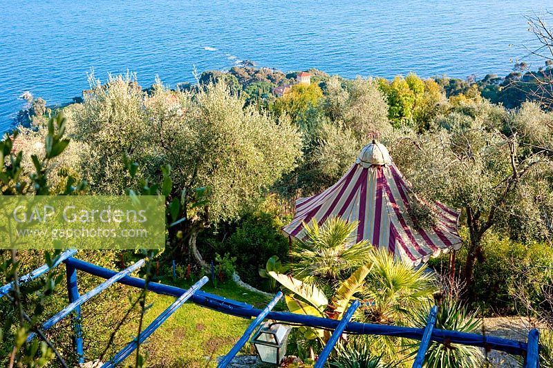 Vues sur la mer Ligure. Maison et jardin Carlo Maggia. Mortola. Italie