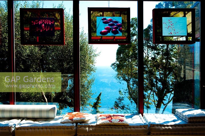 Vue sur la mer Ligure vue de l'intérieur de la maison. Maison et jardin Carlo Maggia. Mortola. Italie