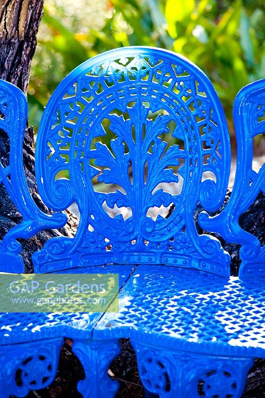 Détail de la chaise bleu vif. Maison et jardin Carlo Maggia. Mortola. Italie