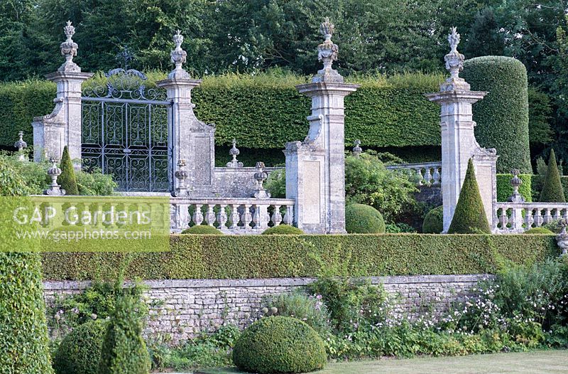 Portes et terrasse en fer du 17e siècle au château de Brecy, Normandie, France