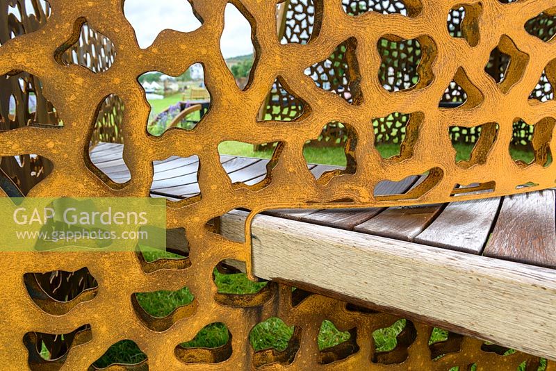 Banc en chêne et écran en acier corten - Curves and Cube - RHS Chatsworth Flower Show 2017 - Designer, constructeur, sponsor: Gaze Burvill et David Harber