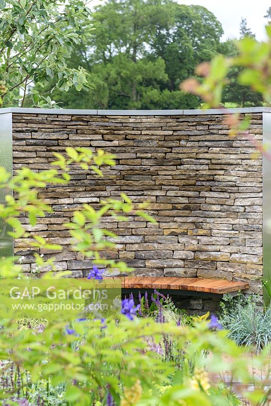 Murs en pierres sèches et soins du deuil Cruse: 'A Time for Everything' - RHS Chatsworth Flower Show 2017 - Designer: Neil Sutcliffe - Sponsor: London Stone