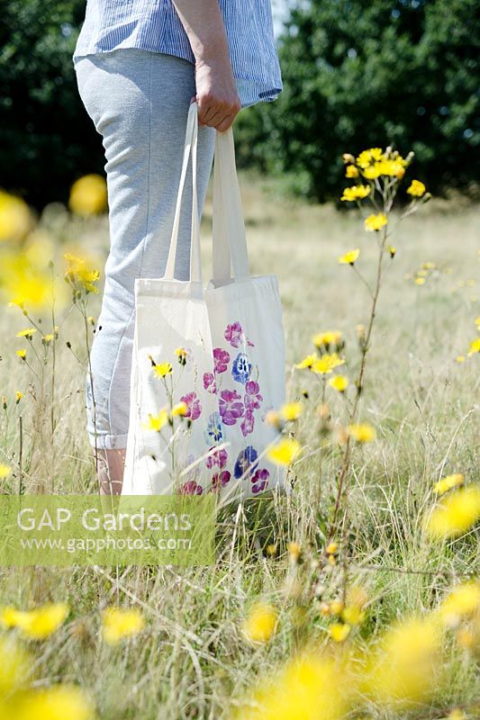 Impression sur un sac en tissu avec des fleurs fraîches. Sac imprimé fini