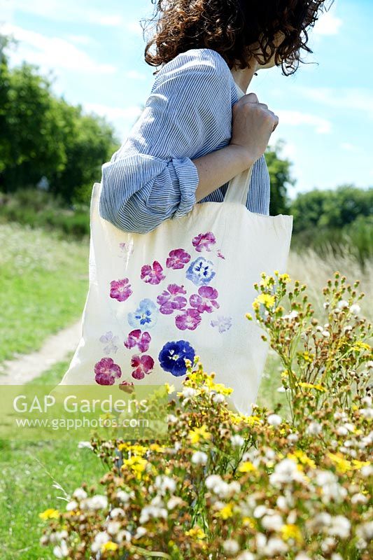 Impression sur un sac en tissu avec des fleurs fraîches. Sac imprimé fini