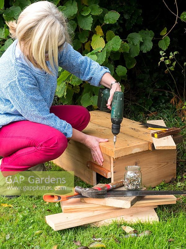 Construction d'une maison de jardin hérisson en bois recyclé.