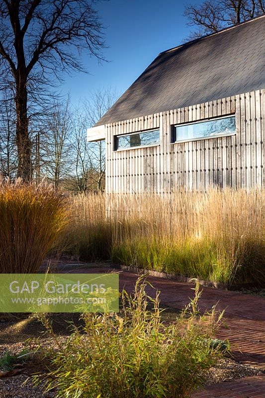 Le jardin avant en hiver à Bury Court Gardens, Hampshire. Conçu par Christopher Bradley-Hole.