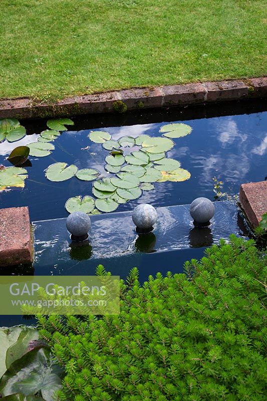 Un plan d'eau couvert de plomb comporte un étang à deux niveaux avec un feuillage de nénuphar