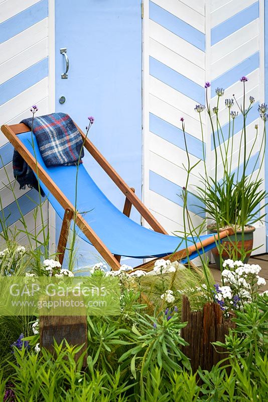 Chaise de terrasse en bois bleu avec Achillea ptarmica 'The Pearl' et Verbena bonariensis. By The Sea - RHS Hampton Court Palace Flower Show 2017 - Conception: James Callicott - Parrain: Southend Borough Council.