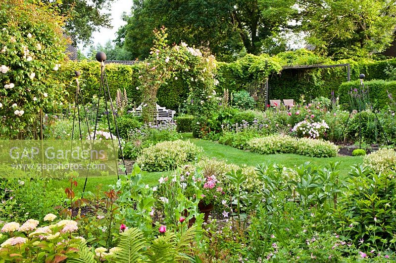 Plantation mixte de légumes et de fleurs - Jardin Hetty van Baalen, Pays-Bas