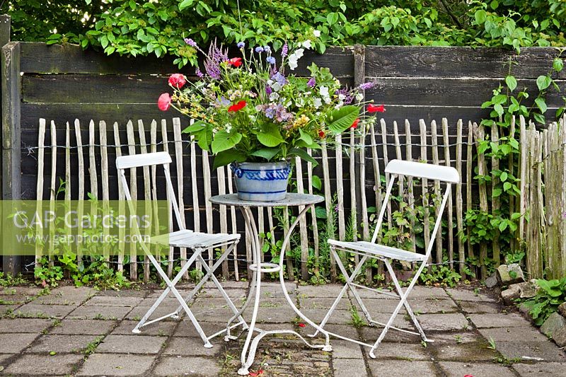 Affichage floral de fleurs au début de l'été sur la table. Jardin Hetty van Baalen, Pays-Bas