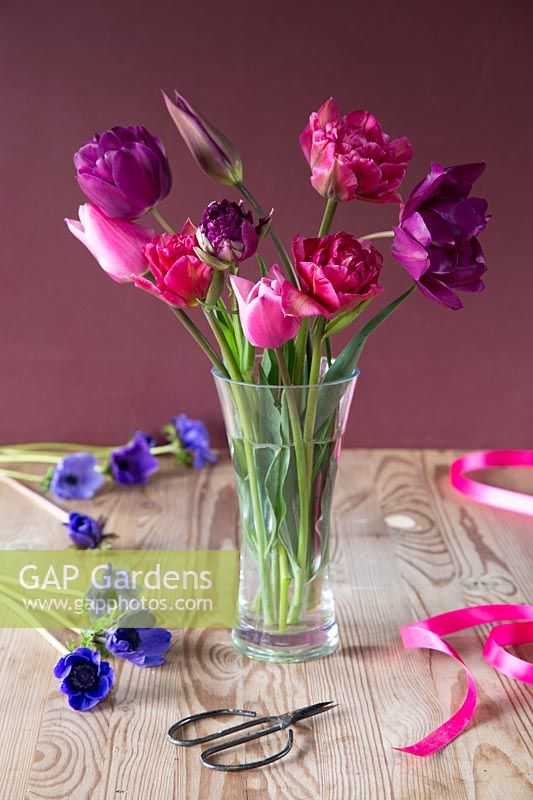 Arrangement de fleurs de printemps avec une sélection de tulipes et d'anémones violettes