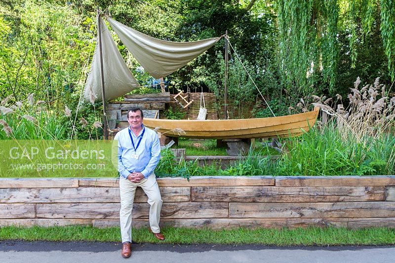Le IBTC Lowestoft Broadland Boatbuilder's Garden, avec une réplique de long-boat que le collège prévoit de reconstruire en totalité l'année prochaine. Le designer Gary Breeze devant le jardin. RHS Chelsea Flower Show 2017