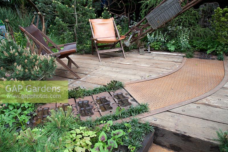 Walker's Wharf Garden soutenu par Doncaster Deaf Trust, vue des matériaux industriels réutilisés pour le pavage et les murs - RHS Chelsea Flower Show 2018