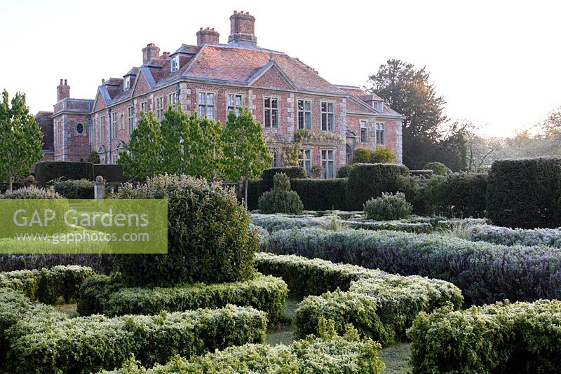 Jardin formel planté avec boîte, lavande, lauriers et if à Heale House, Middle Woodford, Wiltshire