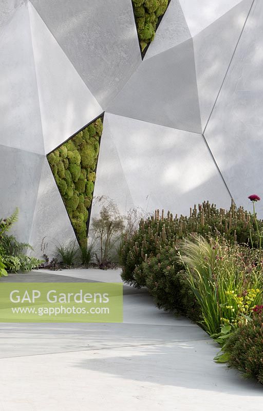 Le Jeremy Vine Texture Garden - Un mur de béton incrusté de boules de mousse - RHS Chelsea Flower Show 2017