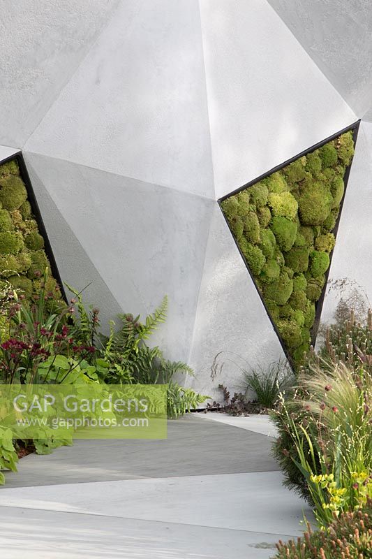 Le Jeremy Vine Texture Garden - mur de béton incrusté de boules de mousse - RHS Chelsea Flower Show 2017