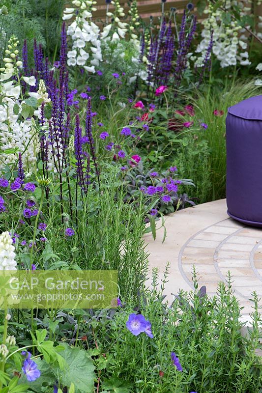 Le jardin du bien-être des femmes - pavage circulaire entouré de plantations mixtes violettes - RHS Hampton Court Flower Show 2015