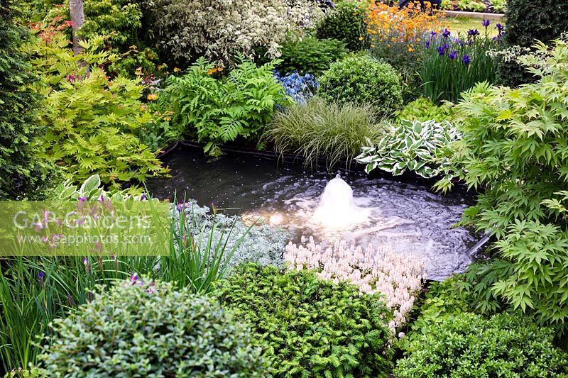 Le 'Printemps' du jardin Hillier, vue du parterre moderne avec fontaine - RHS Chelsea Flower Show 2017