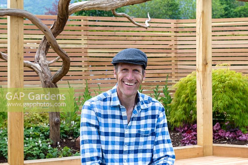 Portrait du designer Tim Lawrence dans son 'A Garden Framed' - RHS Malvern Spring Festival 2017