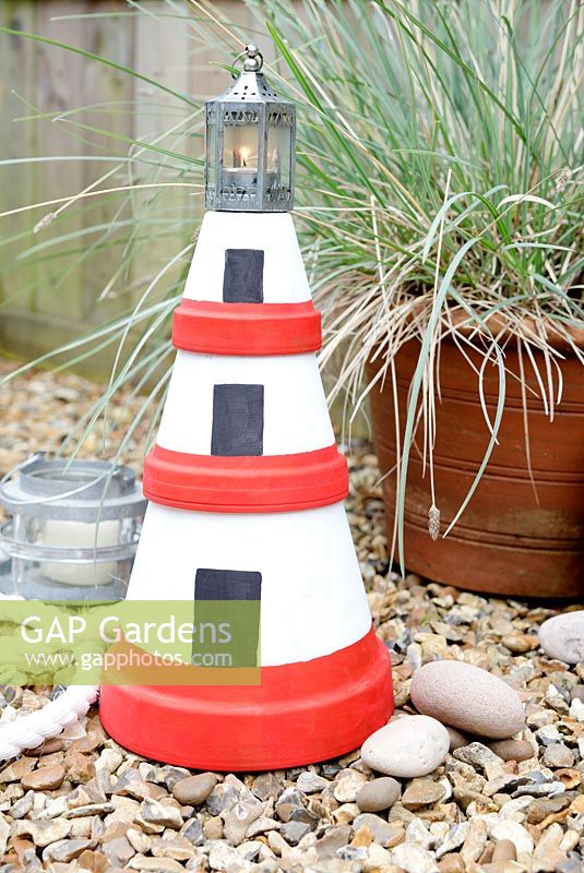 Fabrication d'une lanterne de phare de jardin avec des pots en terre cuite - ajoutez une petite lanterne ou un pot de confiture sur le dessus avec une bougie chauffe-plat