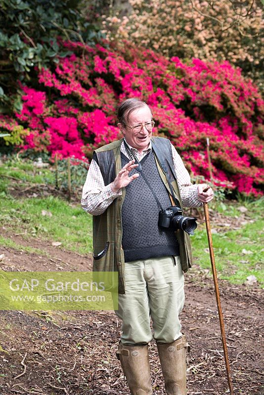 Charles Williams donne une visite du jardin du château de Caerhays
