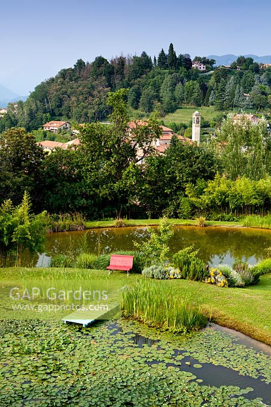 Jardin moderne avec des lacs - Beretta Kastner architetti. Monza. Italie