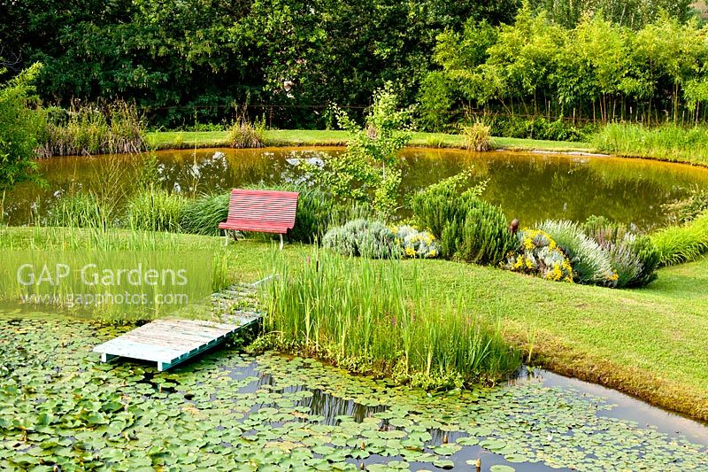 Jardin moderne avec des lacs - Beretta Kastner architetti. Monza. Italie