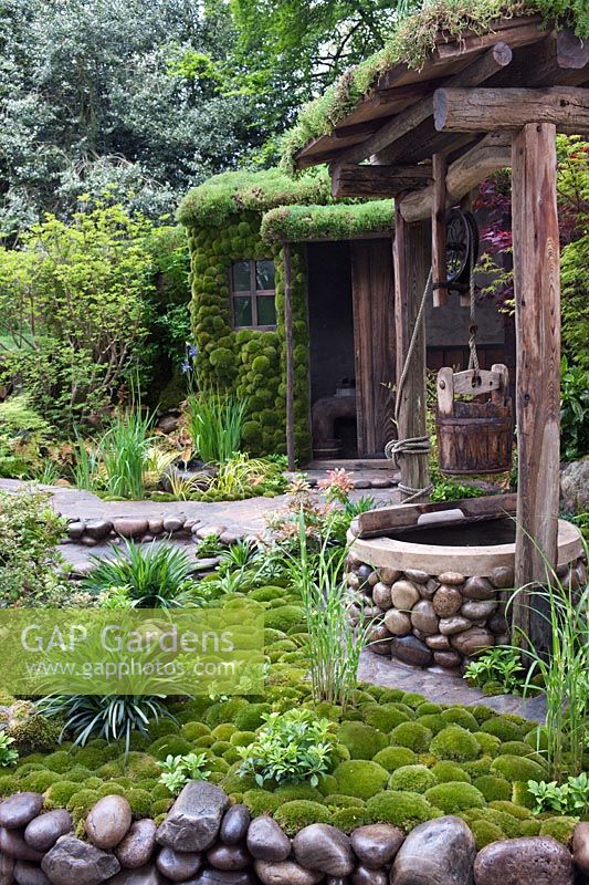 Maison avec puits d'eau, dallage en pierre et toit vert, Satoyama Life, Best Artisan Garden and Gold Medal, RHS Chelsea 2012.