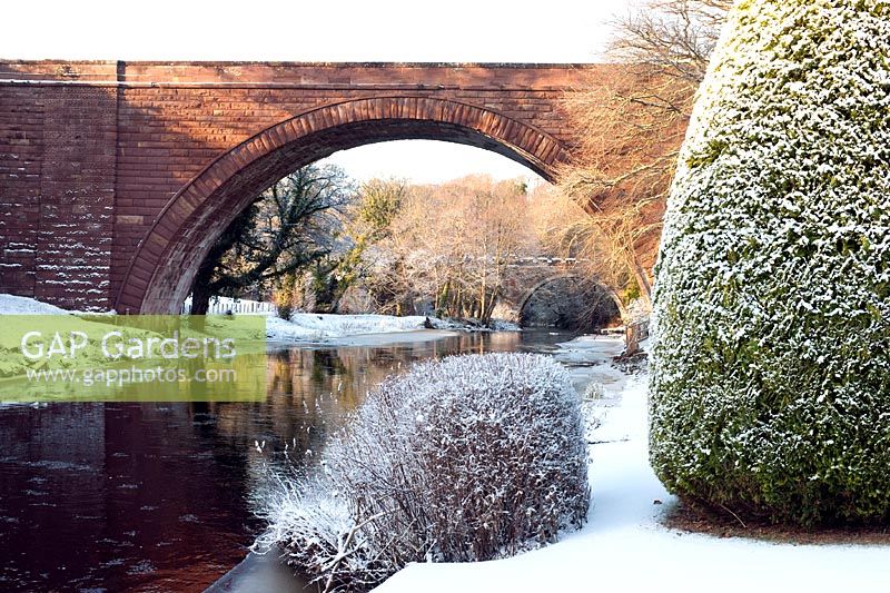 Nouveau pont sur la rivière Doon, Burns National Heritage Park, Alloway, Ayr, Ecosse, janvier.