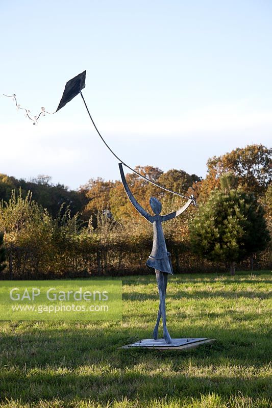 Fille volant une sculpture de cerf-volant par Christopher Linsey