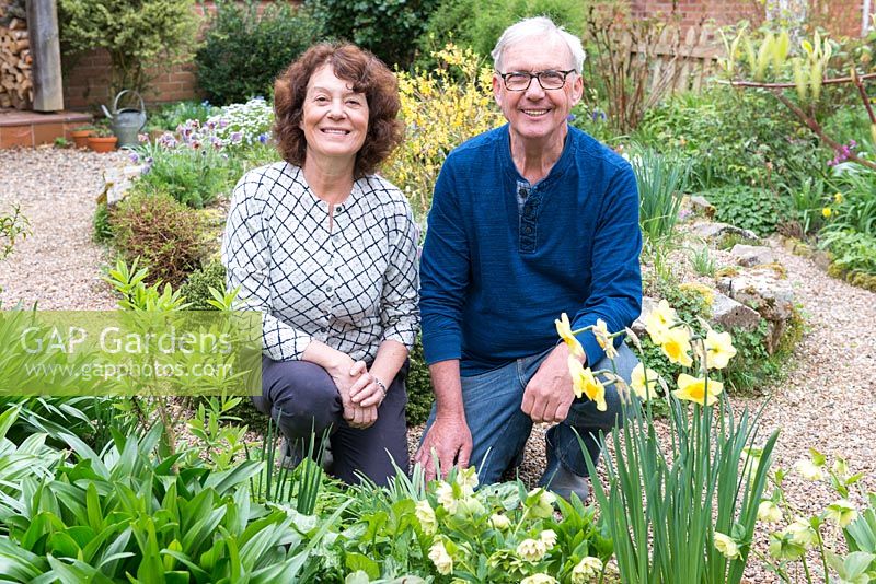 Richard Hobbs et Sally Ward dans leur jardin avant au début du printemps