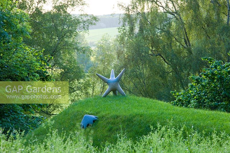 Jardin de prairie avec des sculptures modernes - Asthall Manor, Oxfordshire