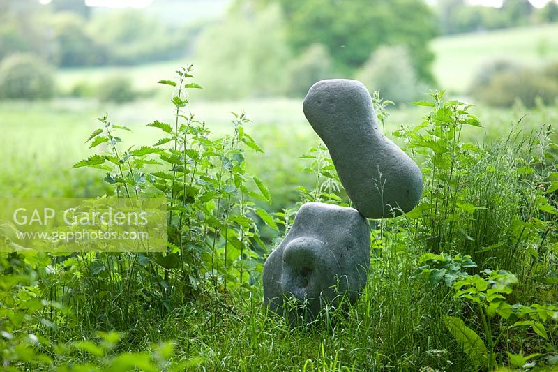 Jardin de prairie avec sculpture moderne - Asthall Manor, Oxfordshire