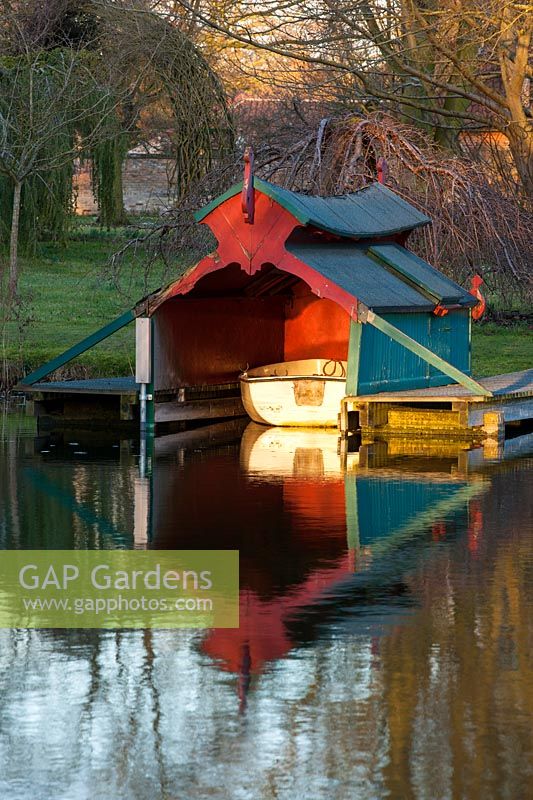 Boat House reflétée dans le lac, Chippenham Park, Cambridgeshire.
