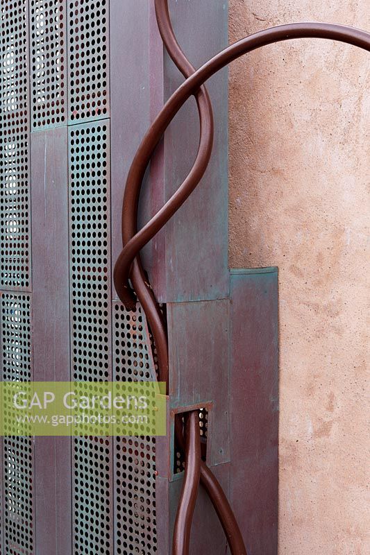 Détail de pergola en métal au Jardin des Migrations, Saint Jean, Marseille, France, février.