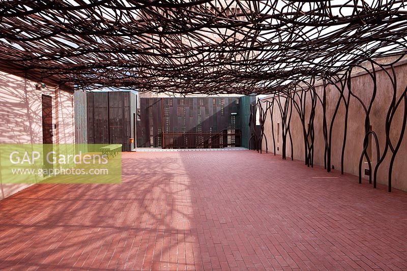 Pergola en métal sur la terrasse du toit, Jardin des Migrations, Saint Jean, Marseille, France, février.