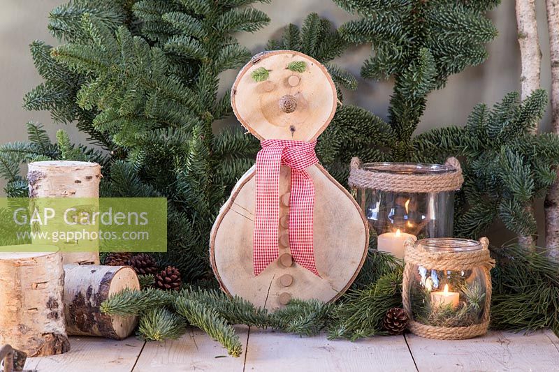 Bonhomme de neige en bois de bouleau en scène festive rustique