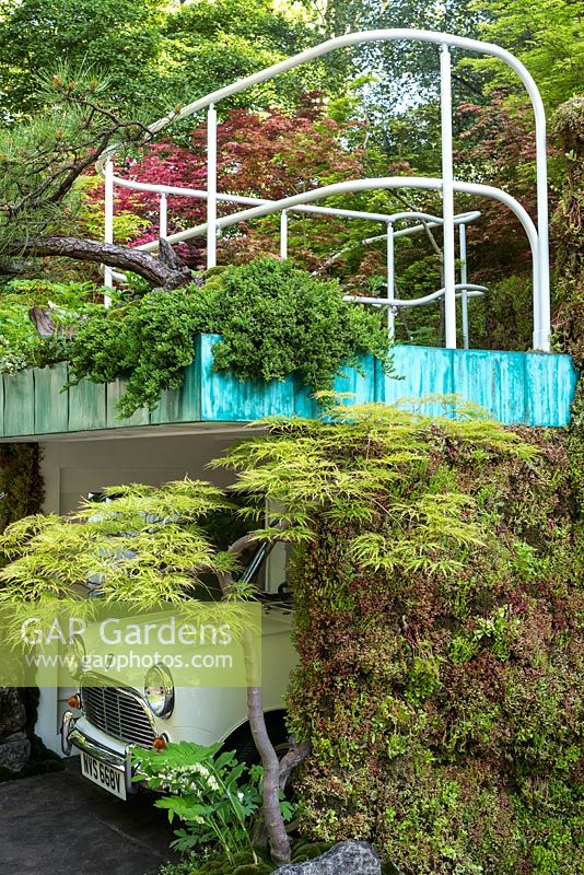 Senri-Sentei - Garage Garden au RHS Chelsea Flower Show 2016. Designer Kazuyuki Ishihara. Crédit obligatoire: © Rob Whitworth