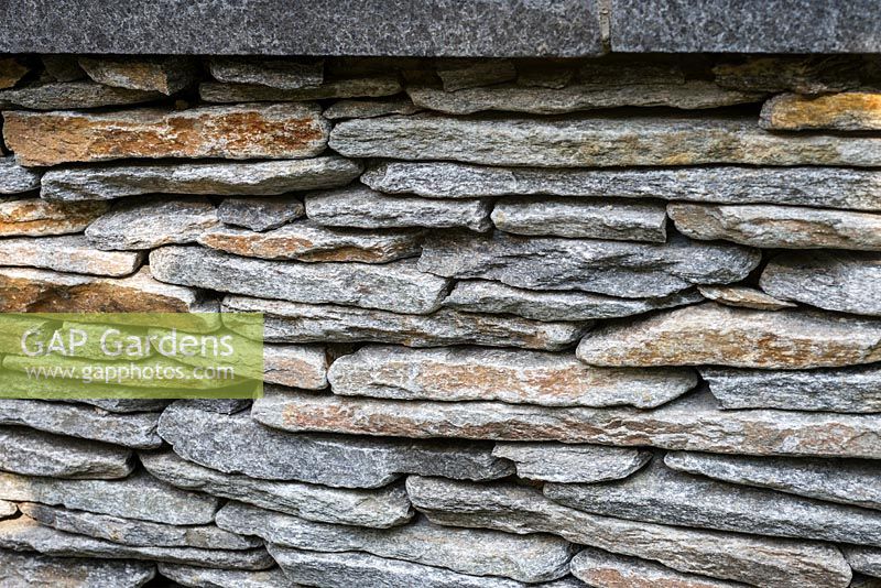 Mur de pierres sèches - gros plan de dalles de pierre plates