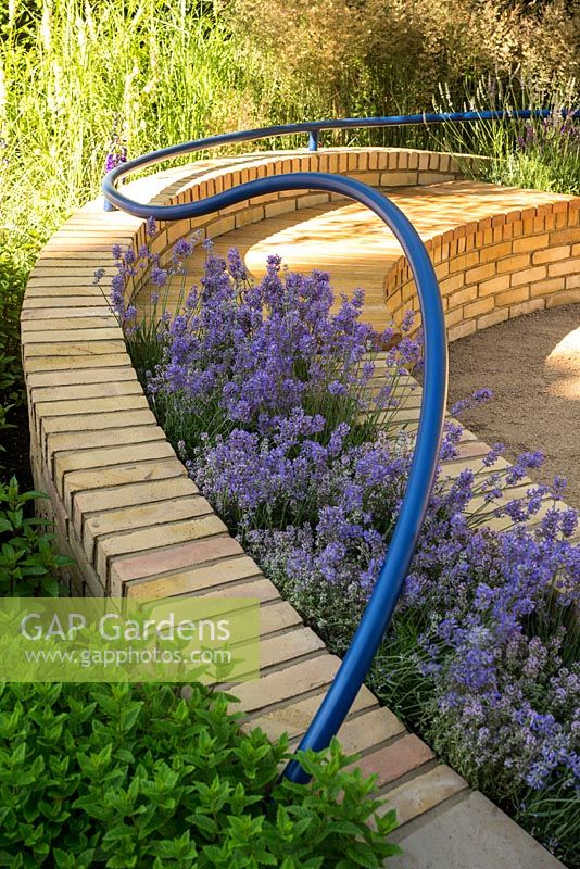 Parterre de jardin surélevé en brique de jardin avec main courante lavande et bleu. Designer Rae Wilkinson, RHS Hampton Court Flower Show