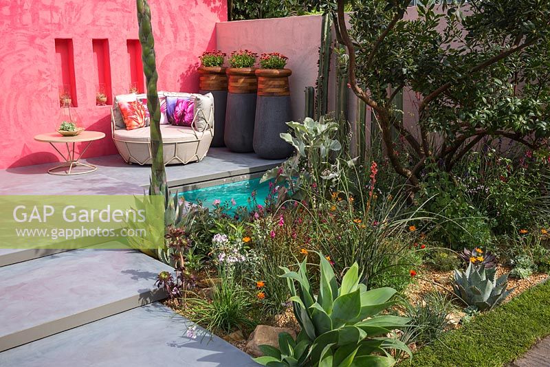 The Inland Homes: Under a Mexican Sky garden at the RHS Chelsea Flower Show 2017. Sponsor: Inland Homes plc. Concepteur: Monoj Malde. Obtenu une médaille d'argent