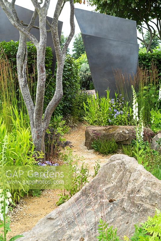 The RHS Watch This Space Garden at the RHS Hampton Court Flower Show 2017. Designer: Andy Sturgeon. Une série de jardins interconnectés réutilisant et