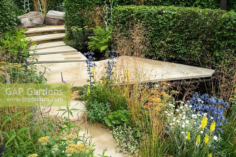 The RHS Watch This Space Garden at the RHS Hampton Court Flower Show 2017. Designer: Andy Sturgeon. Une série de jardins interconnectés réutilisant et
