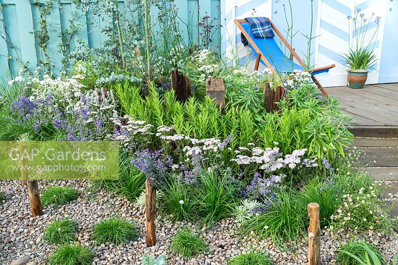 Le jardin 'By The Sea' du Southend Council. RHS Hampton Court Flower Show 2017. Concepteur James Callicott. Parrainer le conseil d'arrondissement de Southend. Argent doré.