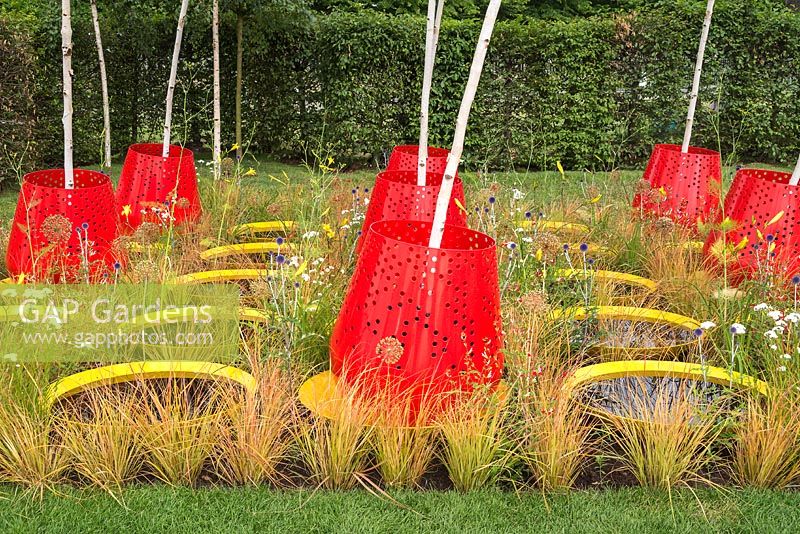 Le jardin Kinetica au RHS Hampton Court Flower Show 2017. Designer: John Warland. Commanditaire: Paneltech Systems Ltd. Obtient une médaille d'argent doré. je