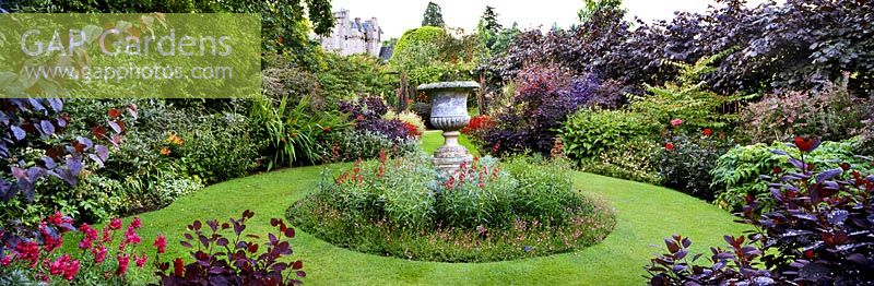 Jardin vivace circulaire avec urne au jardin rouge au château de Crathes, Aberdeenshire, Ecosse. Propriété NTS