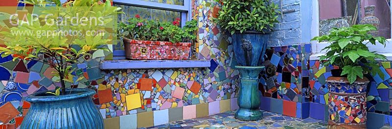 Décoration en mosaïque dans un jardin urbain Jardinières en mosaïque dans un jardin de Kaffe Fassett, Design by Kaffe Fassett.