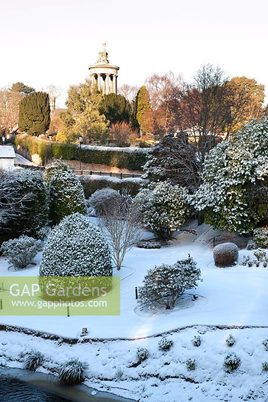 La neige recouvre le monument et les jardins de Robert Burns à Alloway, Ayrshire, Scotland